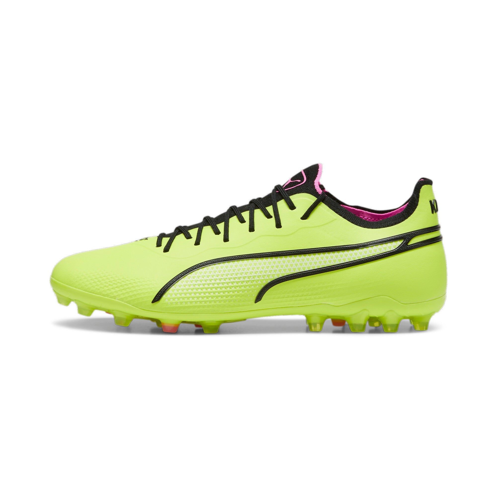 PUMA KING Ultimate MG gialla su fondo bianco