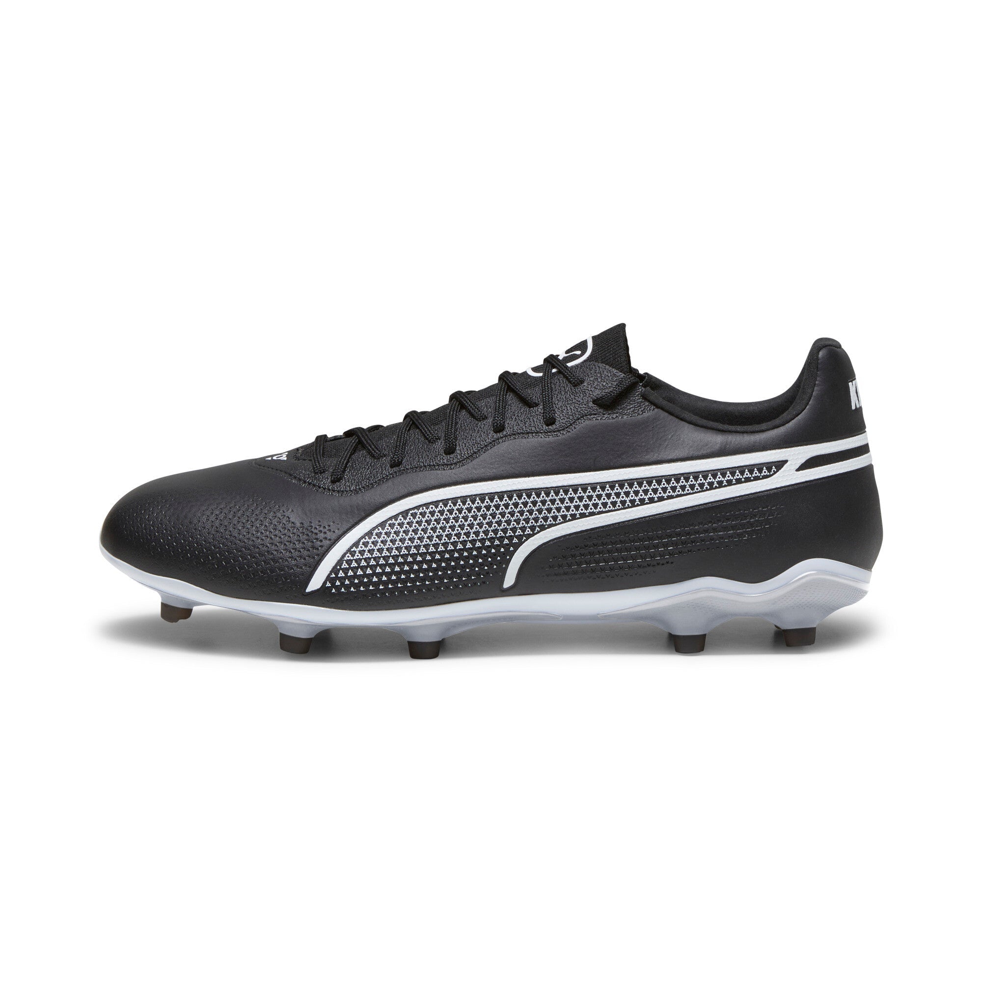 PUMA KING Pro FG AG nera su fondo bianco