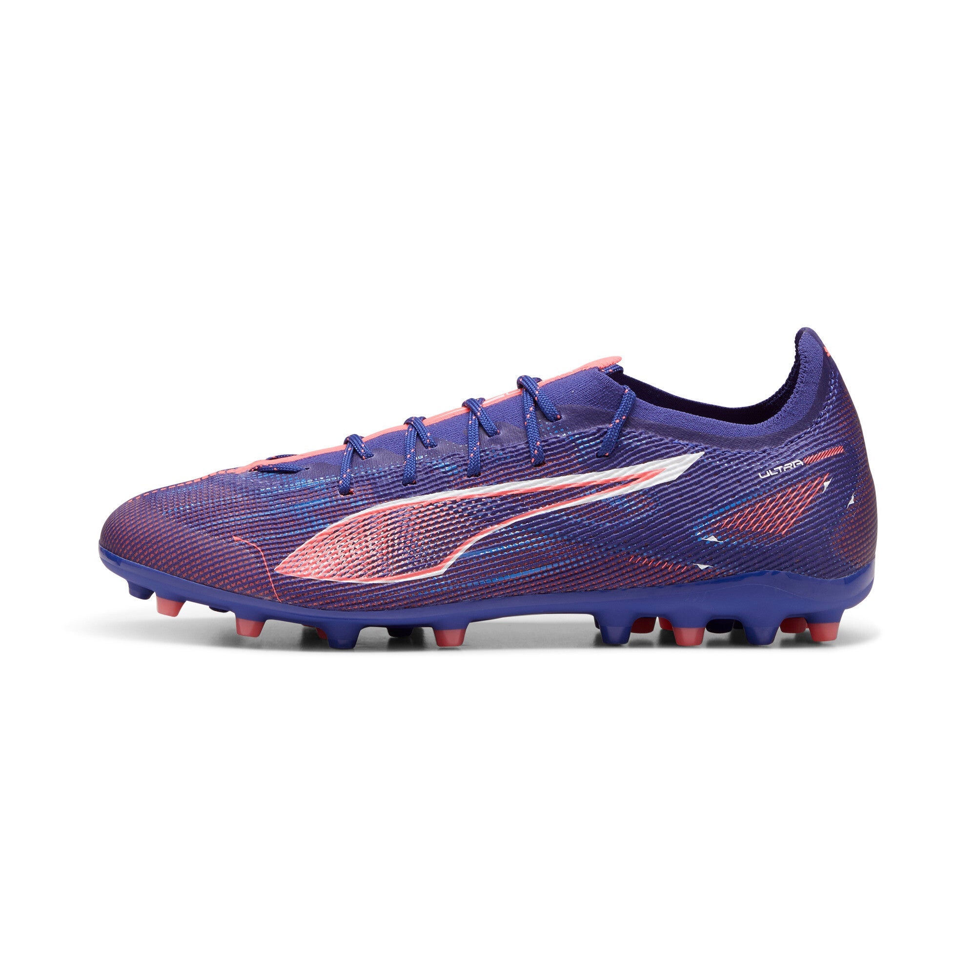 PUMA ULTRA 5 Pro MG blu su fondo bianco