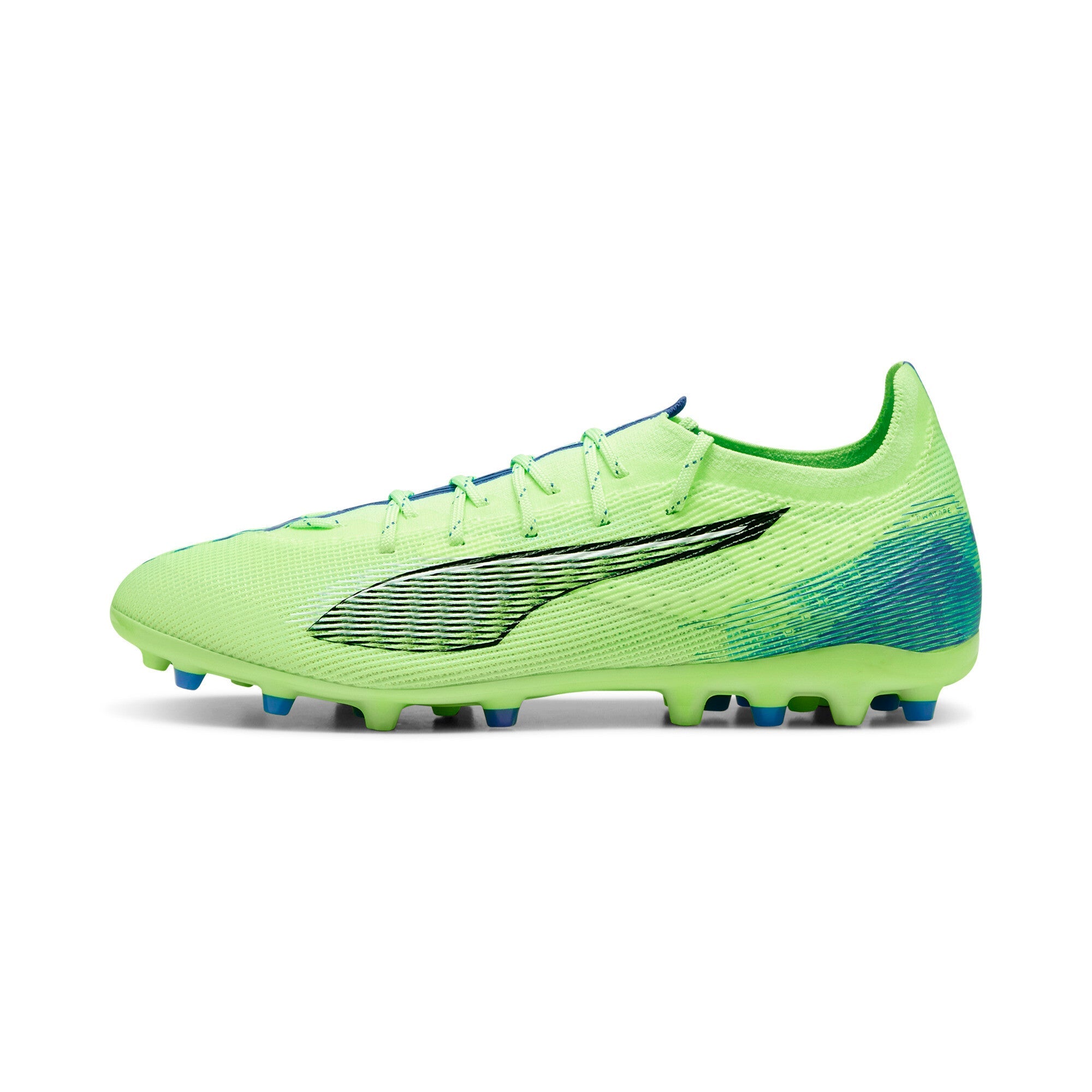 PUMA ULTRA 5 Pro MG verde su fondo bianco