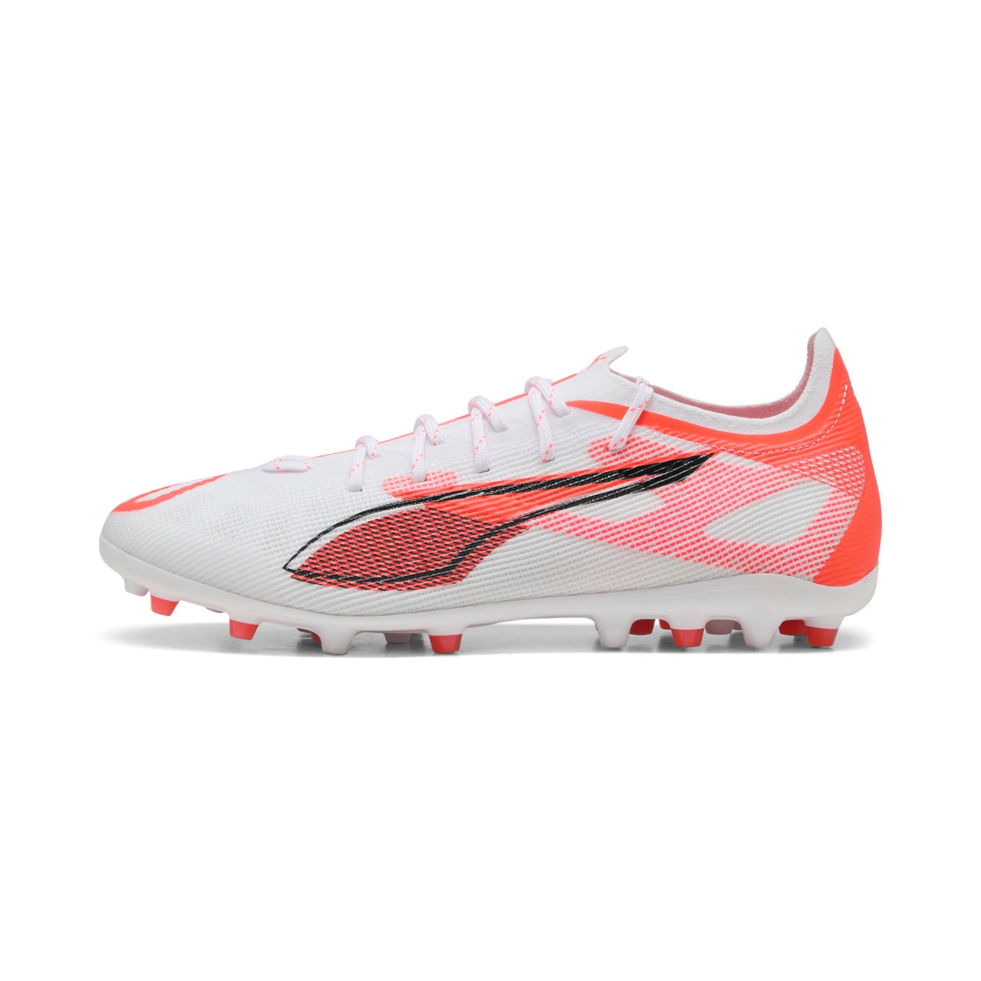 PUMA ULTRA 5 Pro MG bianca su fondo bianco